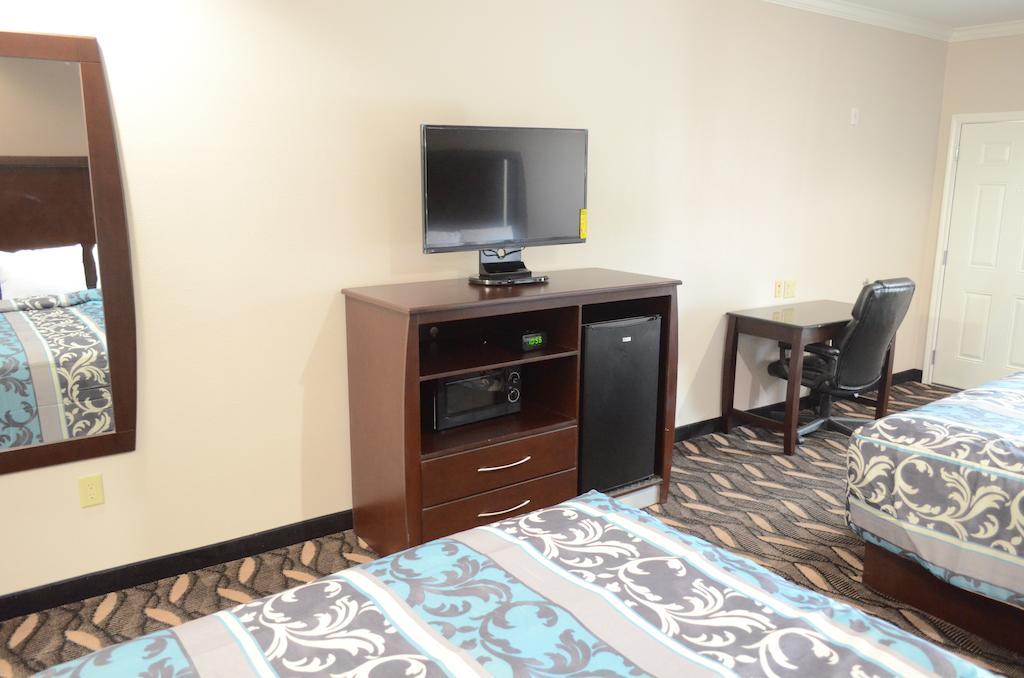 Palace Inn Sam Houston Race Park Номер фото