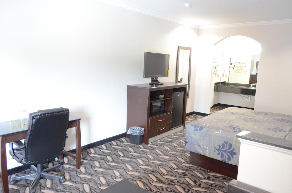 Palace Inn Sam Houston Race Park Номер фото
