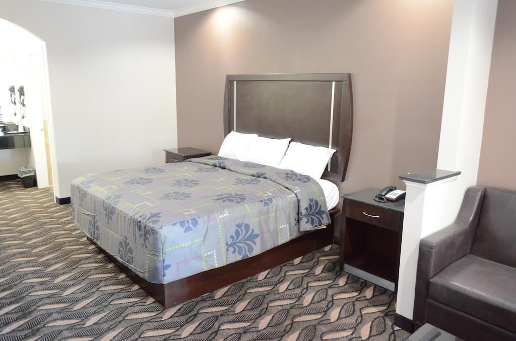 Palace Inn Sam Houston Race Park Номер фото