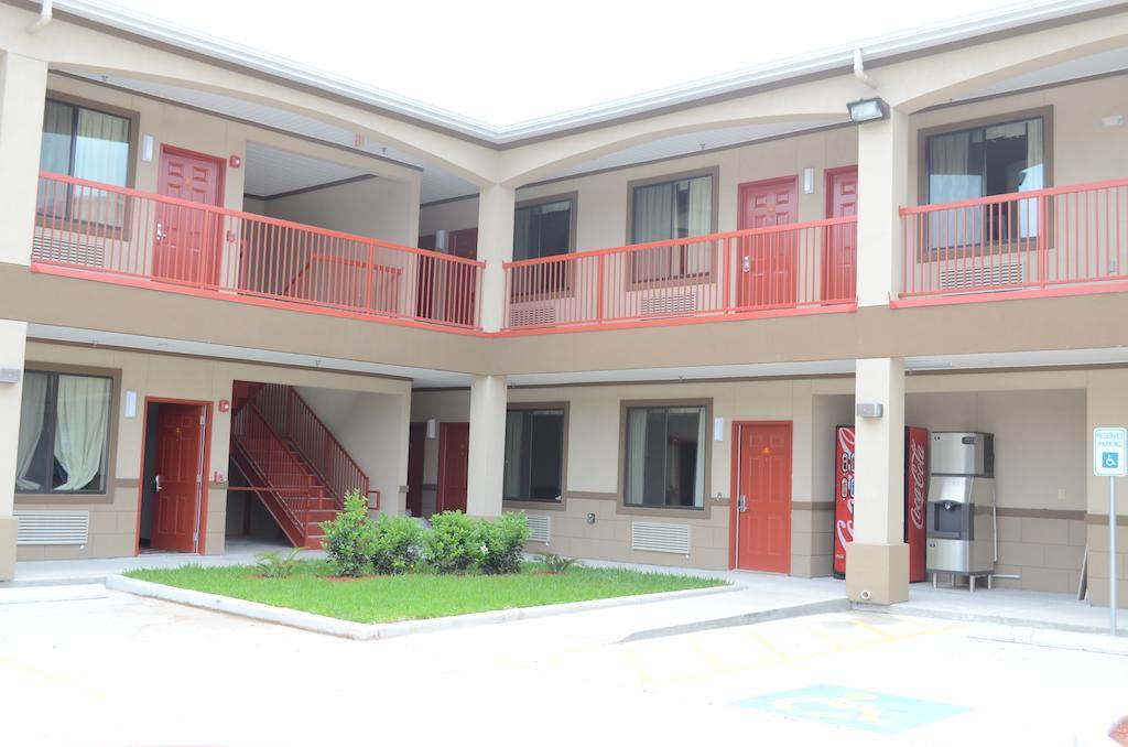 Palace Inn Sam Houston Race Park Экстерьер фото