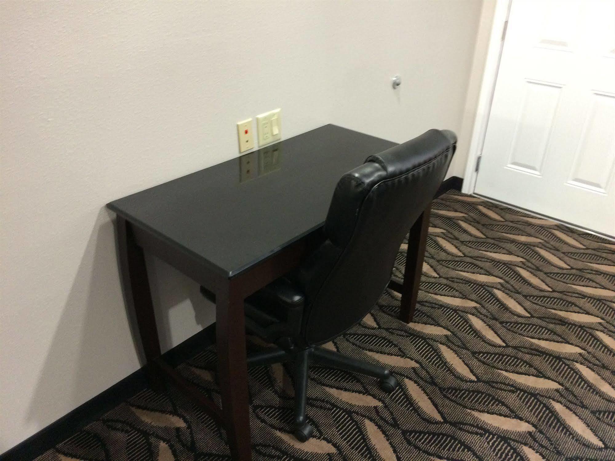 Palace Inn Sam Houston Race Park Экстерьер фото