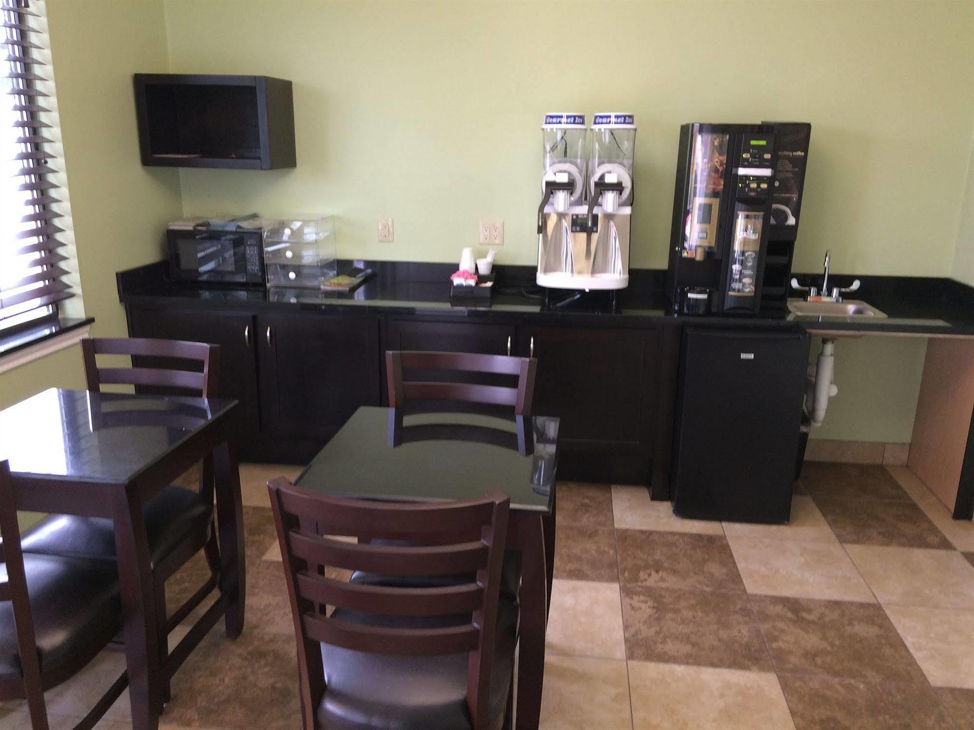 Palace Inn Sam Houston Race Park Экстерьер фото