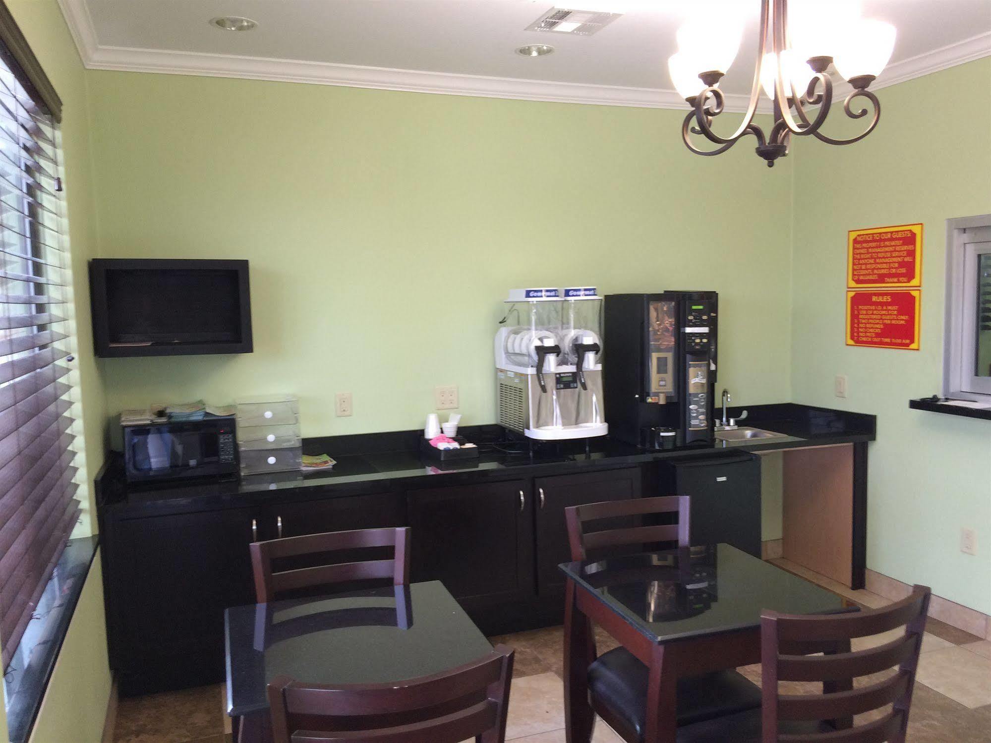 Palace Inn Sam Houston Race Park Экстерьер фото